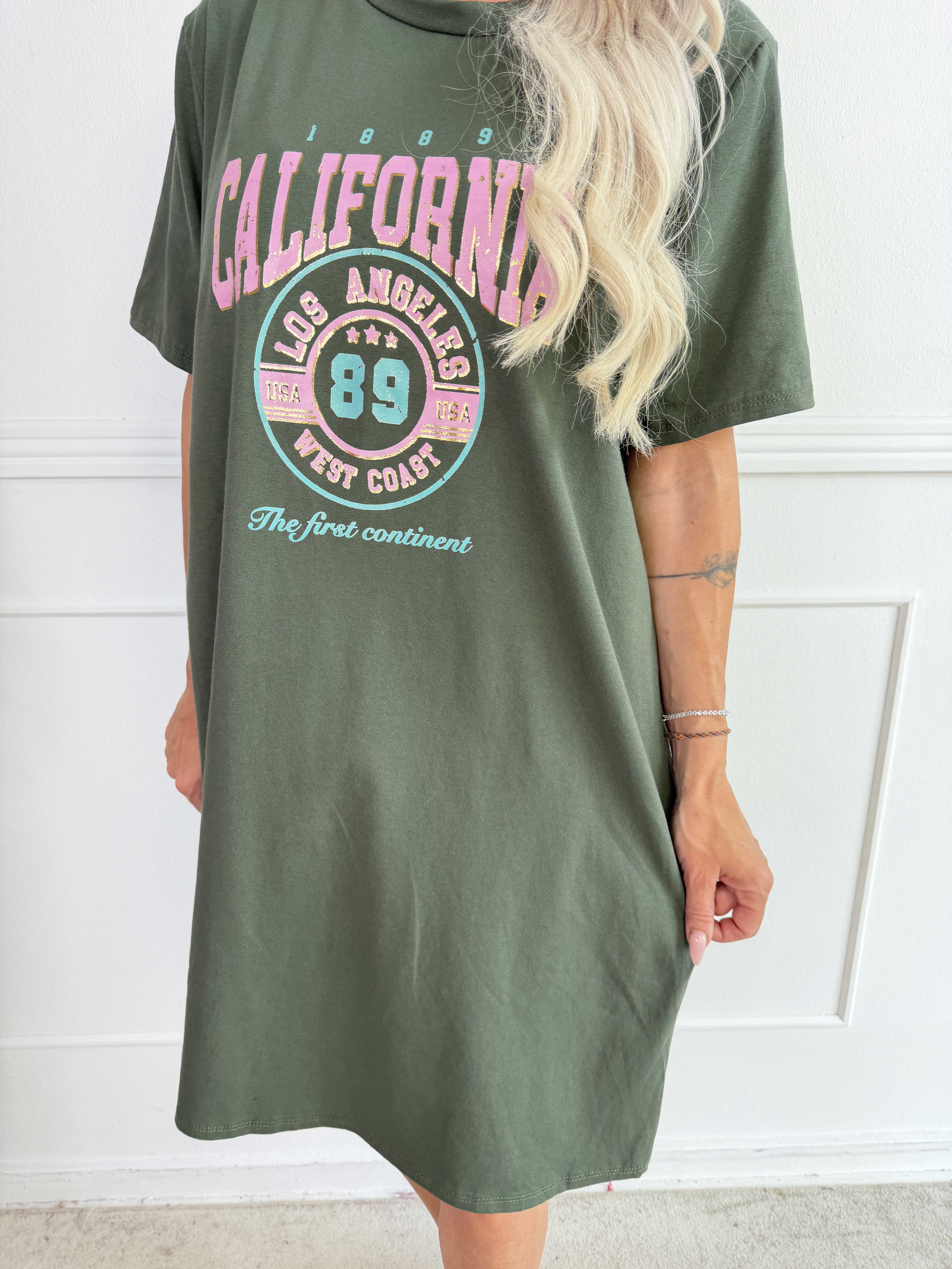 Meriam - En avslappnad t-shirtklänning med ett coolt, amerikanskinspirerat tryck